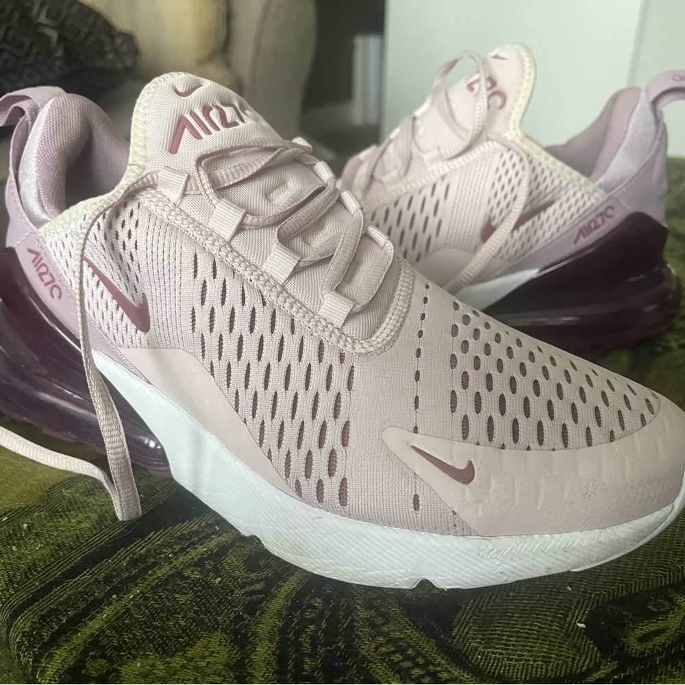 Nike 270s like new, worn twice. All reasonable offers will be considered! - Picture 2 of 3